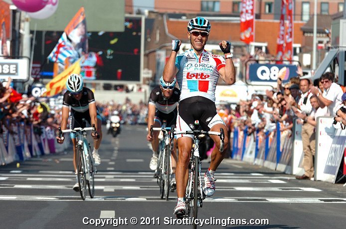 www.cyclingfans.net/2012/images/2012_liege_bastogne_liege_philippe_gilbert_beats_andy_frank_schleck.jpg