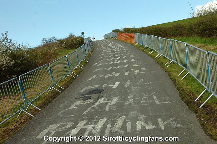 www.cyclingfans.net/2012/images/2012_liege_bastogne_liege_recon_la_redoute1a.jpg