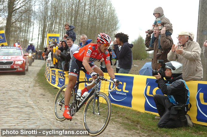 www.cyclingfans.net/images/2010_paris-roubaix_fabian_cancellara_saxo_bank1a.jpg